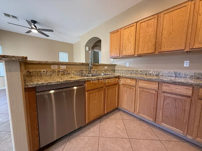 914 E Christine Pl — Photo 14