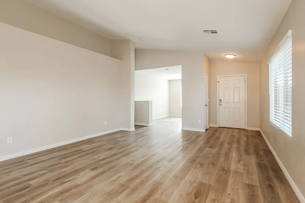 3 bed, 2.0 bath, 1599 sqft, $2,005 — Photo 4