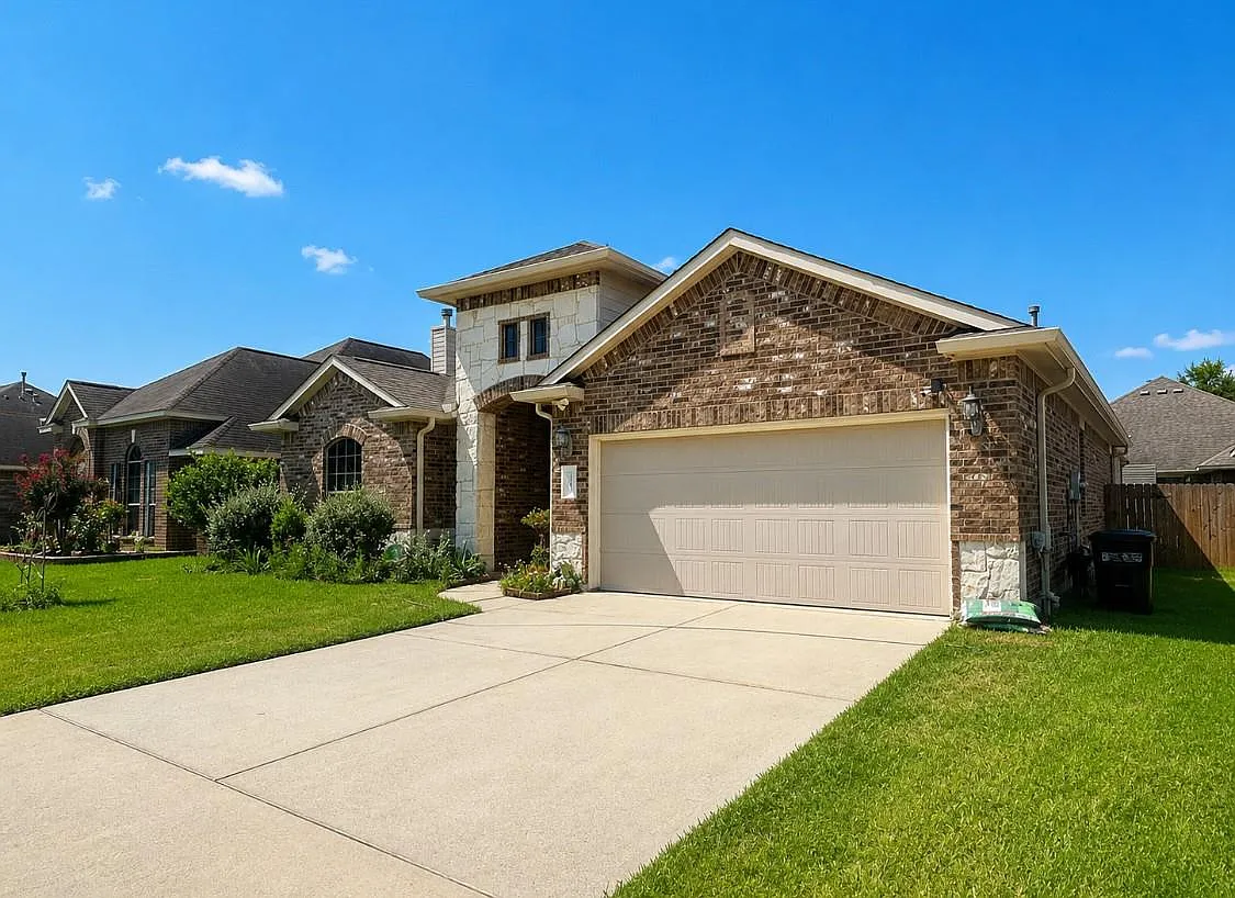 3 bed, 2.0 bath, 2083 sqft, $2,200 — Photo 2