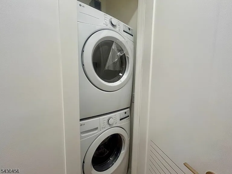 50 Grace St #2R — Photo 6