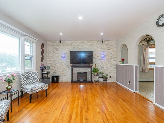 4th image of 34 Meadow Ln