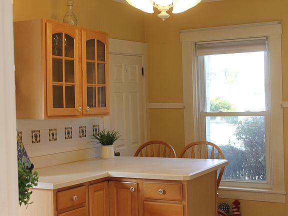 4th image of 112 Cottage St Floor 1