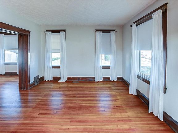 4th image of 458 Hoehn St