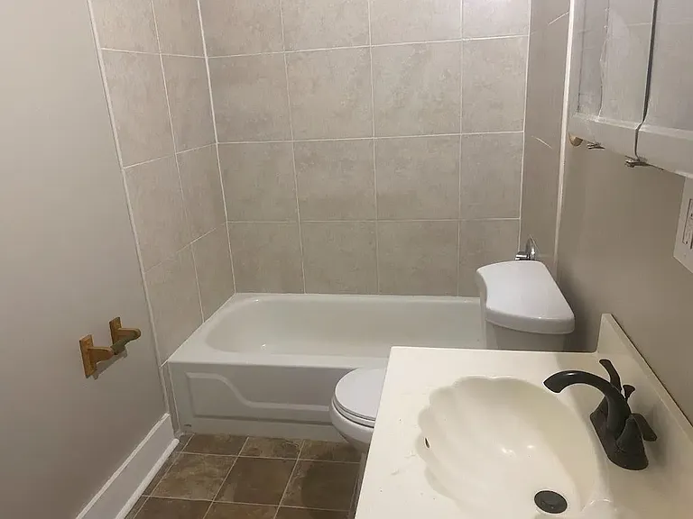 4570 Hamilton Ave — Photo 7