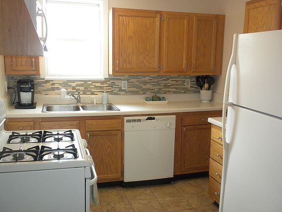4th image of 422 Crowl St