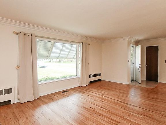 4th image of 1032 N Pasadena Ave
