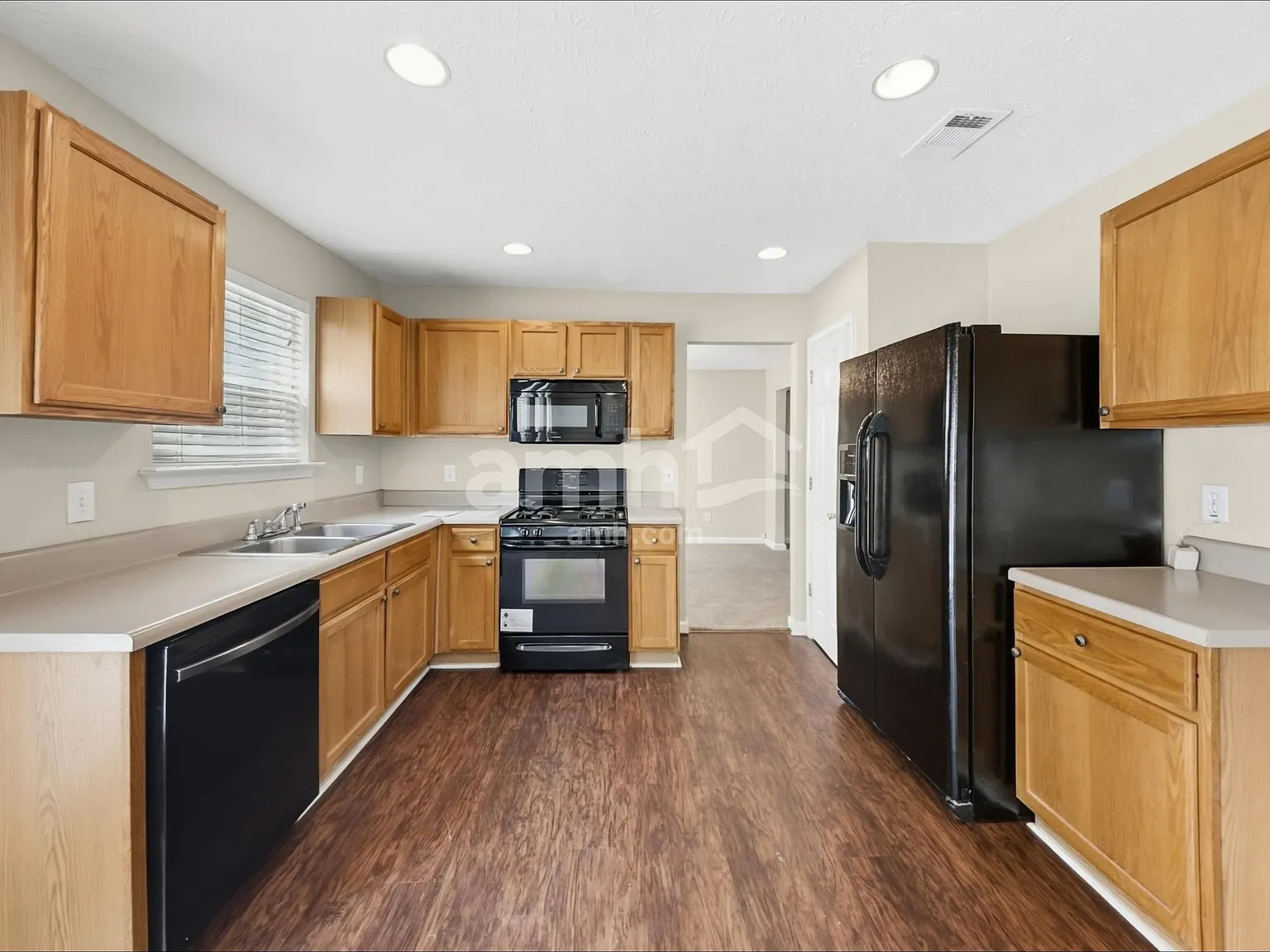 3 bed, 2.5 bath, 2312 sqft, $2,310 — Photo 3