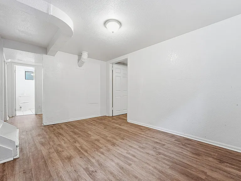 1717 Clinton St — Photo 17