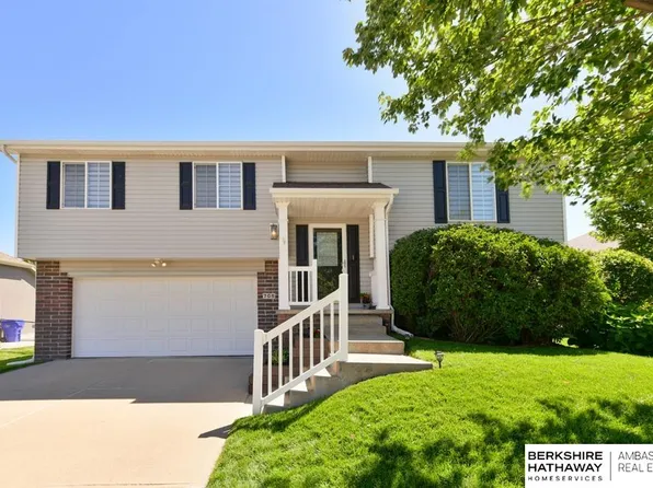 705 Rosewood Ave, Papillion, NE 68133
