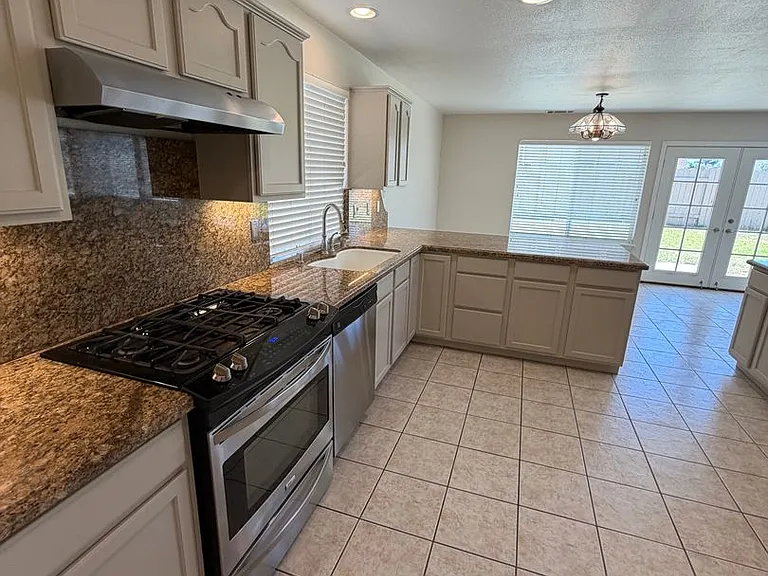1810 Baylor Ln — Photo 8