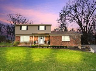 9610 Woody Ct, White Lake, MI 48386