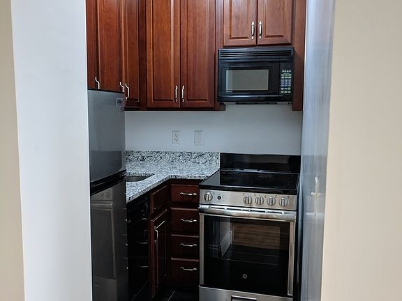 3rd image of 525 W 49th St APT 6B
