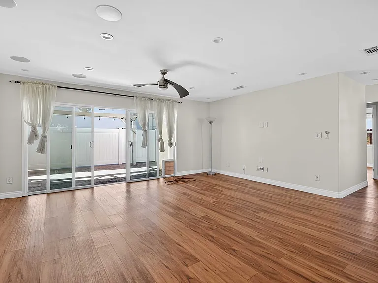8007 Louise Ave — Photo 10