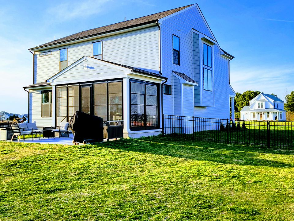 2nd image of 3318 Tower Hill Cir