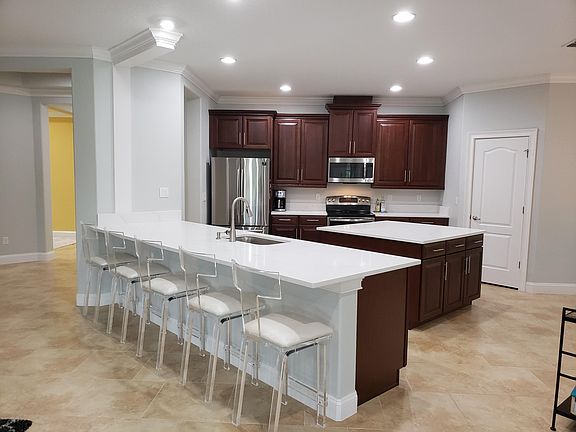 3rd image of 324 Los Caminos St