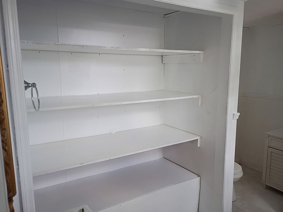 Shelving unit in the bathroom