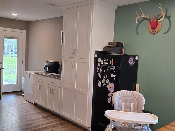 5th image of 123 Barkley St