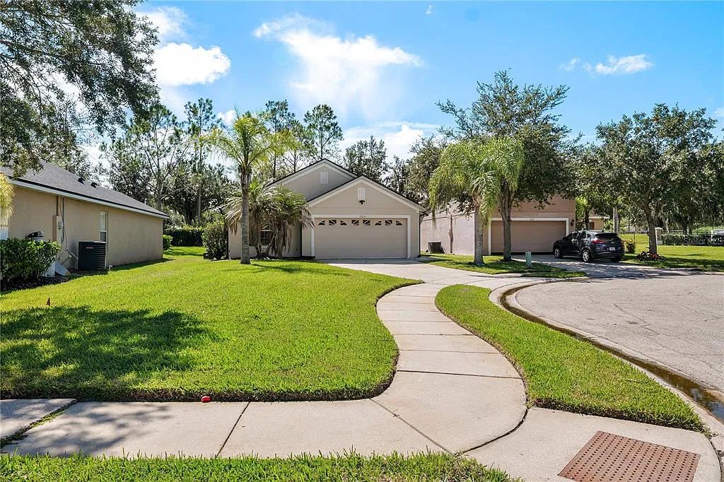 3 bed, 2.0 bath, 1405 sqft, $2,300 — Photo 3