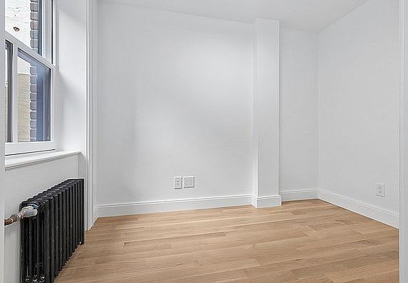 5th image of 18 Douglass St