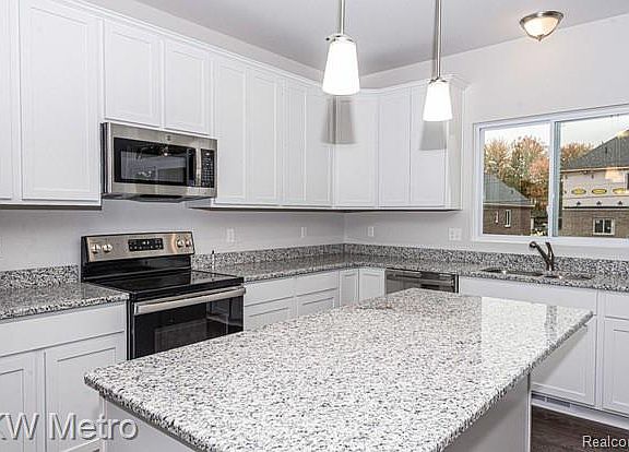 3rd image of 33339 Spruce Dr