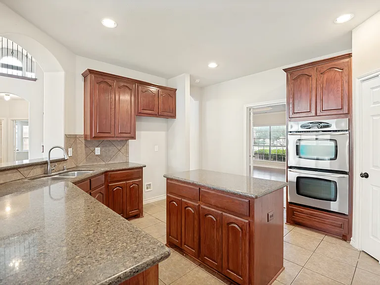 11800 Pondview Ln — Photo 16