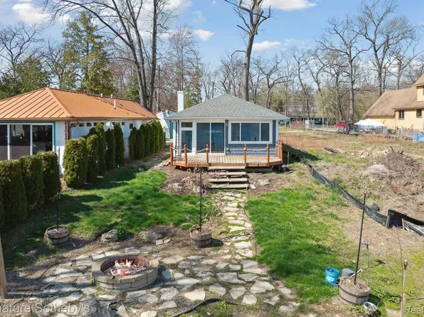 8797 Cooley Beach Dr, White Lake, MI 48386