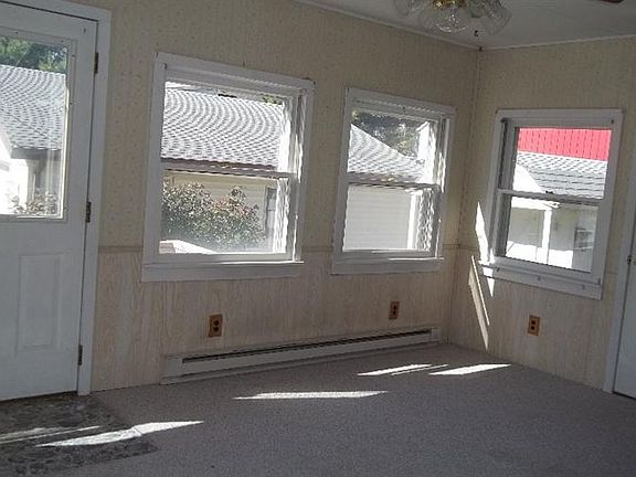 4th image of 419 Lyman St