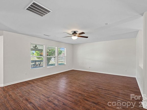 3rd image of 1918 Leesburg Dr