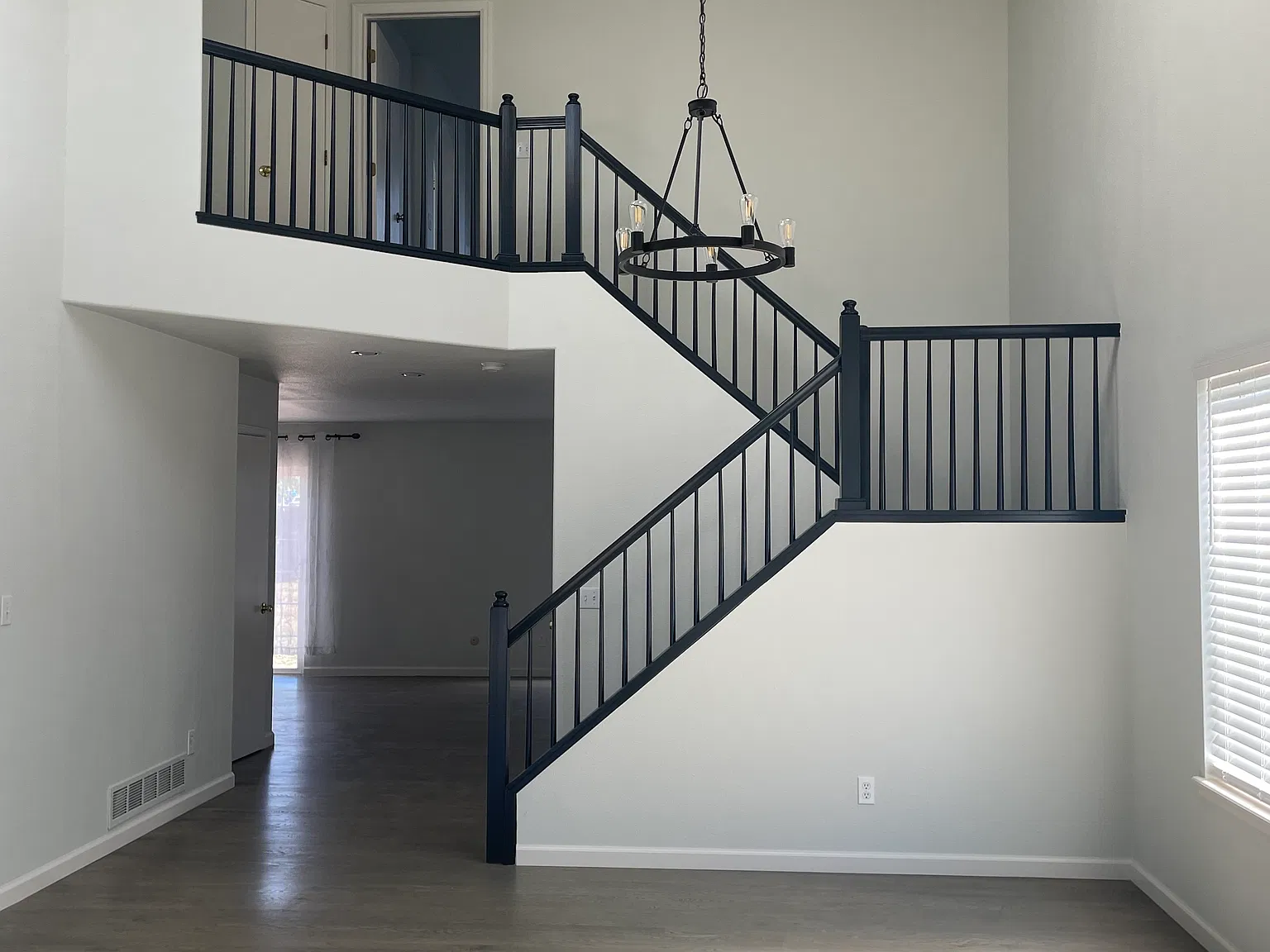 5 bed, 3.5 bath, 2708 sqft, $3,595 — Photo 2
