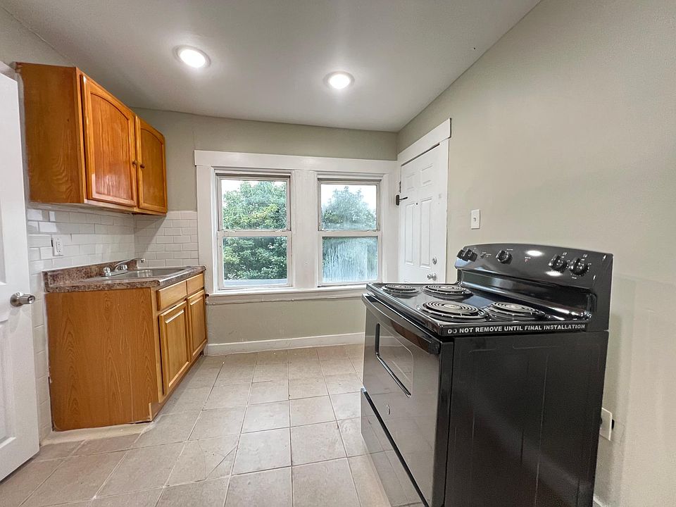1st image of 676 Hunterdon St #4