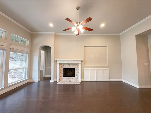 3rd image of 4157 Chantilly Ln