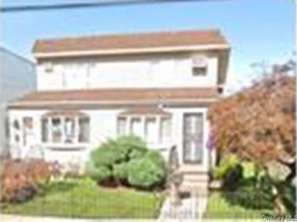 19945 34th Avenue, Flushing, NY 11358