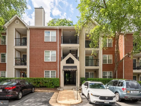 3303 Wyndham Cir APT 347, Alexandria, VA 22302