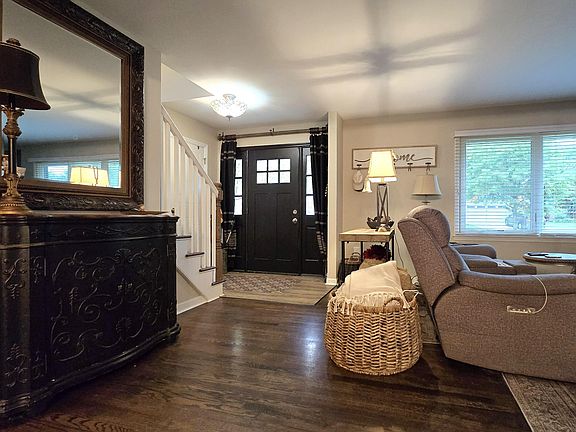 5th image of 211 Applewood Dr