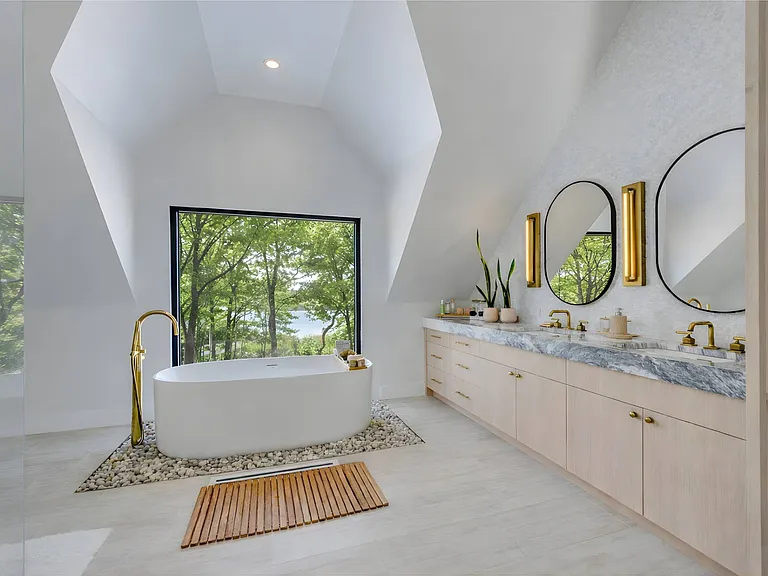 203 Noyack Rd — Photo 11