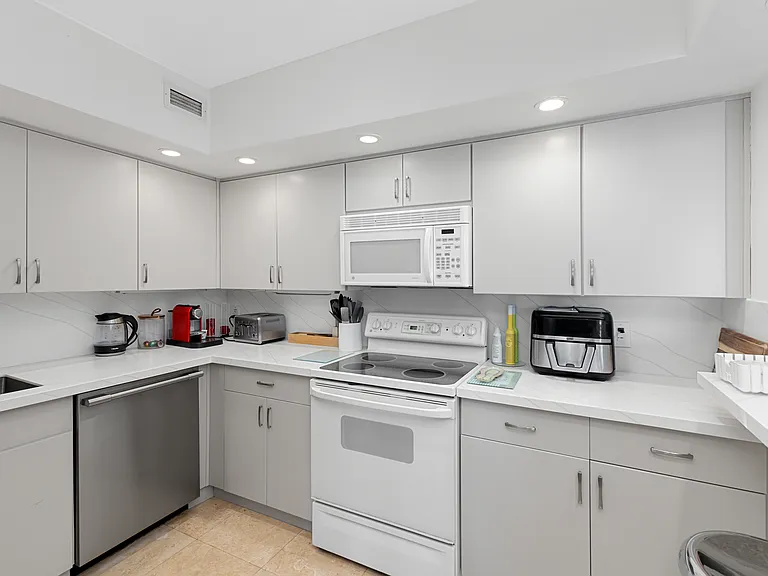 5600 Collins Ave #14R — Photo 13