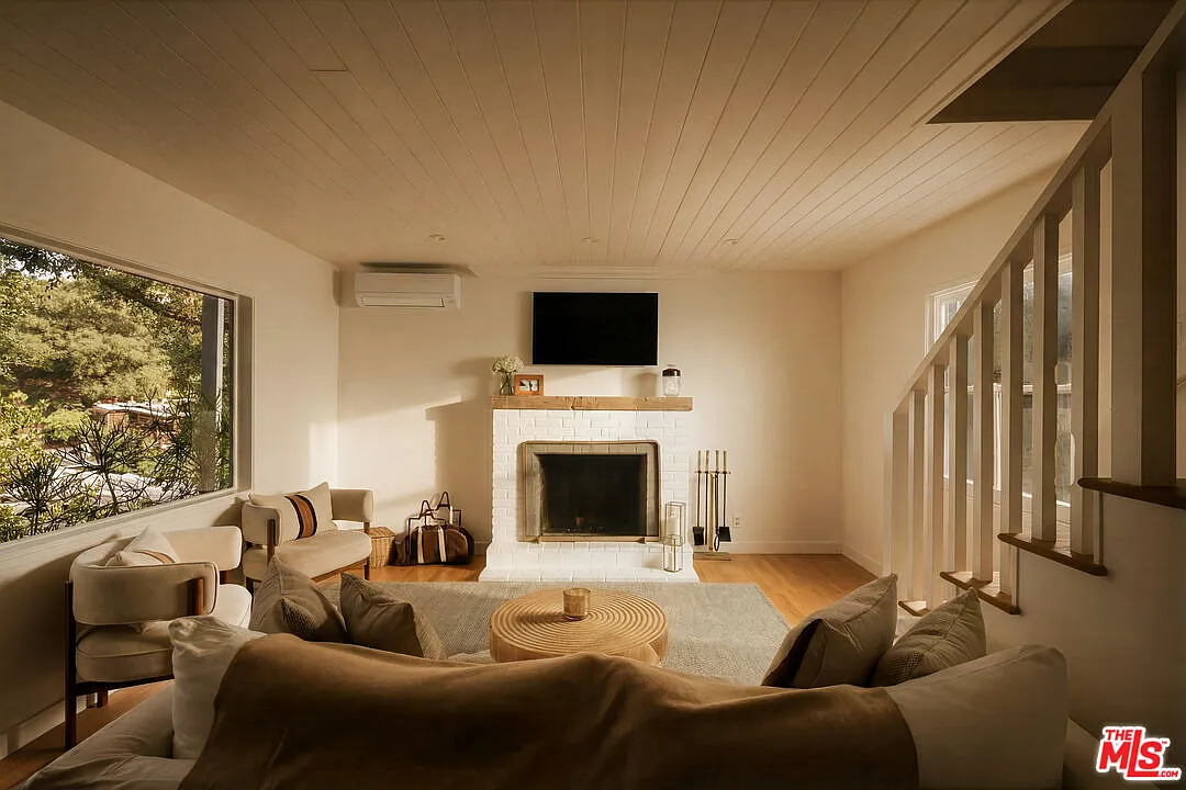 3 bed, 2.0 bath, 1305 sqft, $8,000 — Photo 3