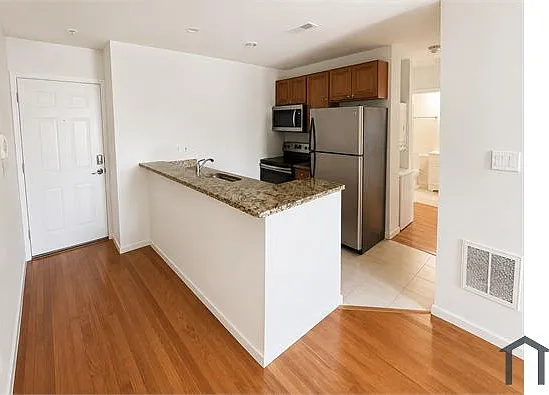 2 bed, 700 sqft, $1,275 — Photo 2