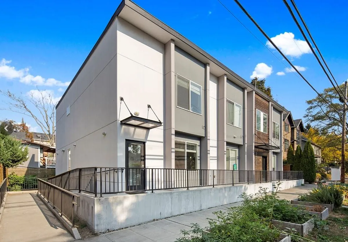 Building Photo - 2608 S Lane St
