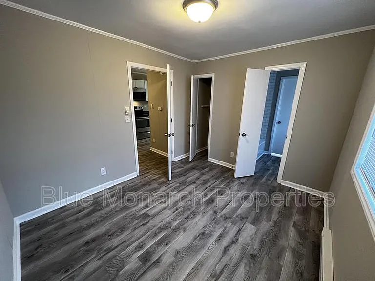 208 W Chestnut St #B — Photo 9