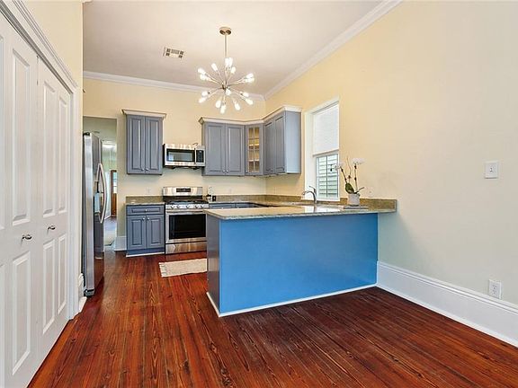 4th image of 832 Josephine St
