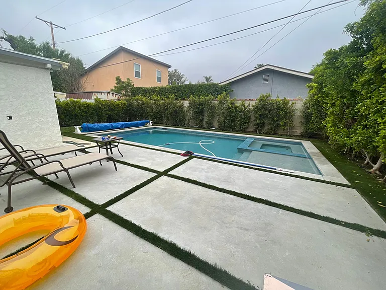 22620 Clarendon St — Photo 16