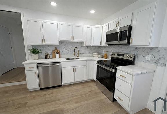 4th image of 408 Front St