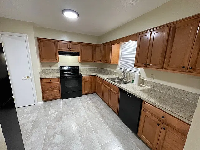 3 bed, 1.5 bath, 1392 sqft, $1,900 — Photo 3