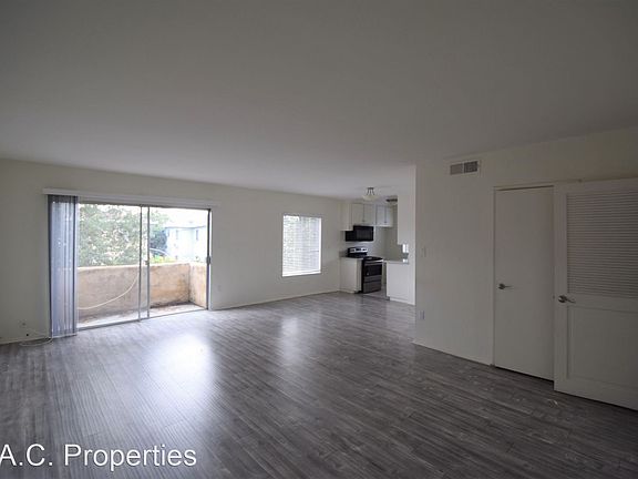 3rd image of 14120 Hamlin St #5933584