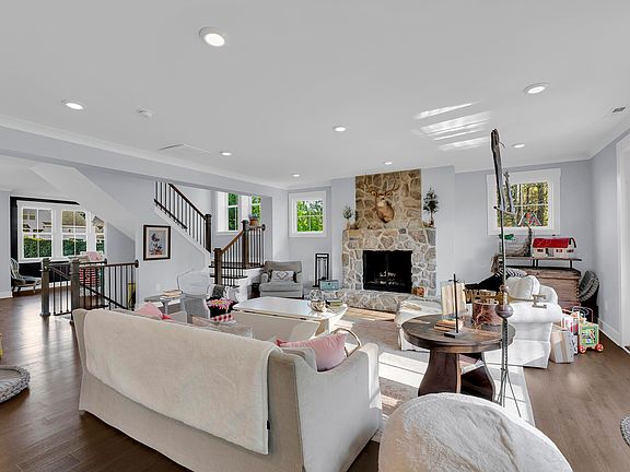 4th image of 233 Grandmont Ct