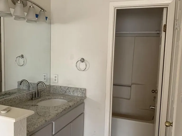 220 Craddock Ave — Photo 9