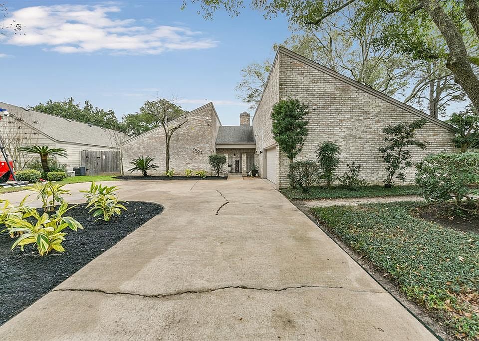 Charming updated starter home with 3 bedroom, 2/1 bath located in Hearthstone.