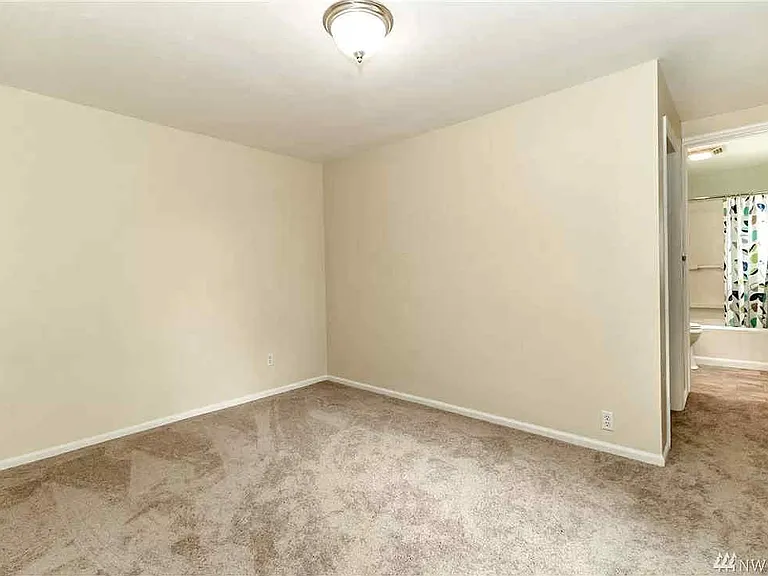 1020 1/2 Chester Ave #1/2 — Photo 10