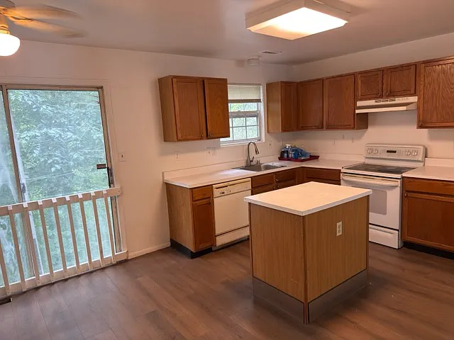 3 bed, 2.5 bath, 1890 sqft, $2,850 — Photo 2